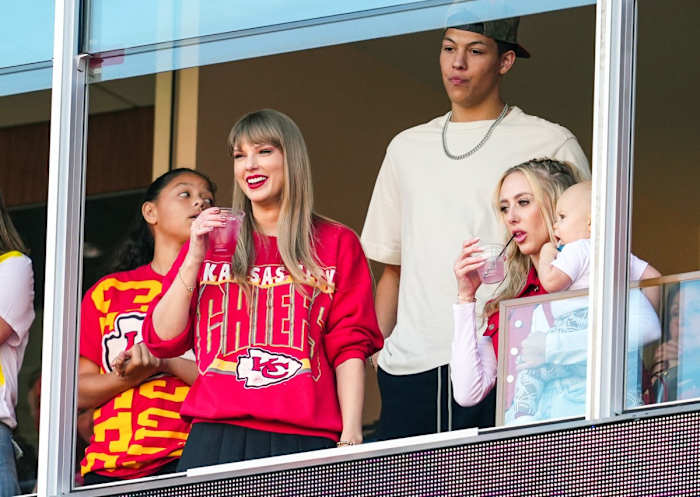 Taylor Swift acudió al duelo entre Chiefs y Chargers a apoyar a su pareja Travis Kelce